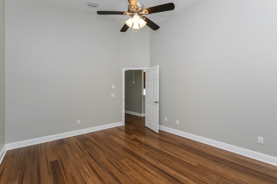 Building Photo - 2936 Minuteman Ln