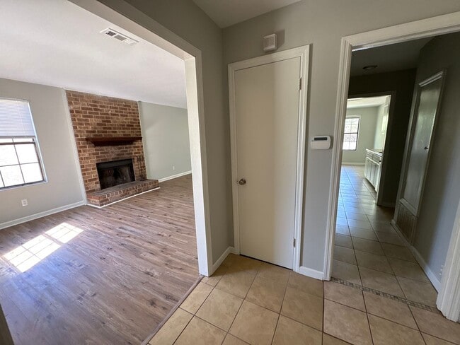 Building Photo - 2737 Royal St