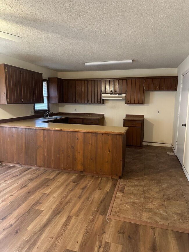 Building Photo - Great 3 bed bath home in SW Springfield