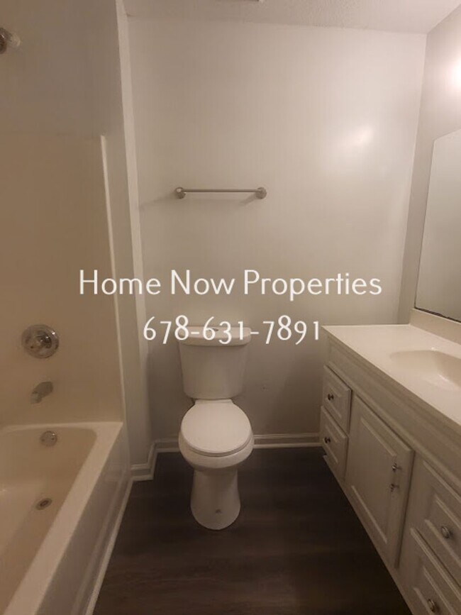 Building Photo - Spacious 4BR Home + Bonus Rooms in Mainstr...