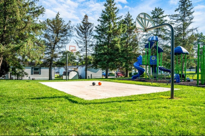 Building Photo - 15588 Pine Ridge Dr