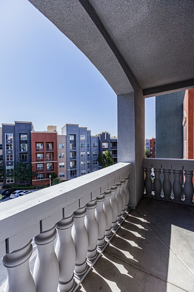 Building Photo - Top Floor 2 Bedroom Condo Located in Manha...