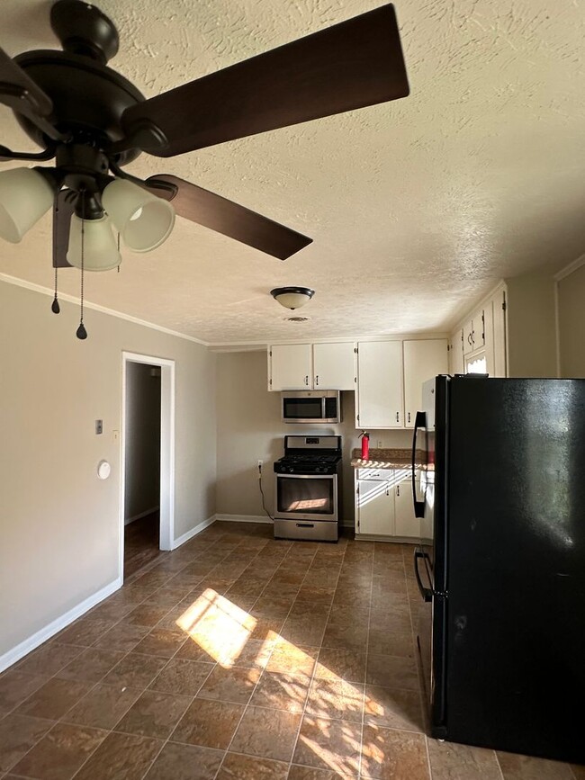 Building Photo - This 3 bedroom, 1.5 bathrooms house sits o...