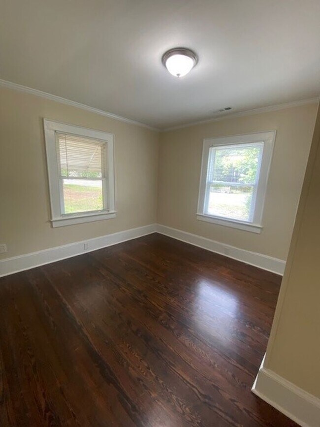 Building Photo - Introducing a charming 2-bedroom, 2-bathro...