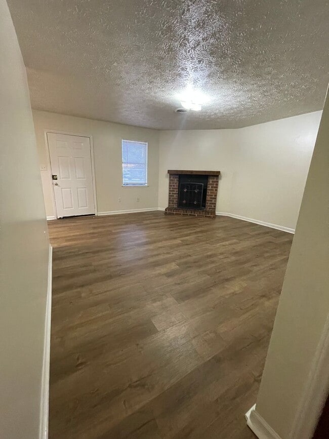 Building Photo - 102 Redstone Dr