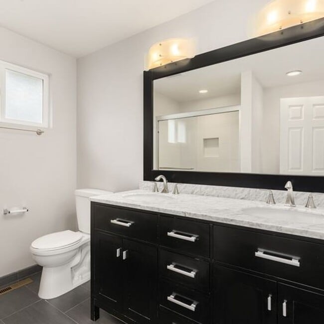 Building Photo - Spacious Education Hill Beauty