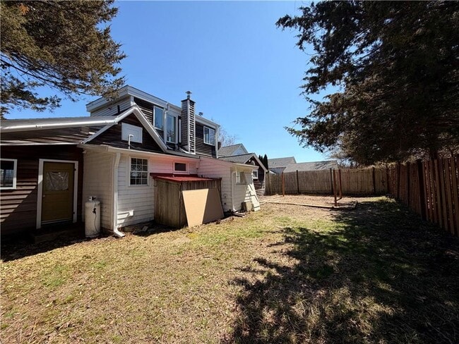 Building Photo - 112 King Phillip St