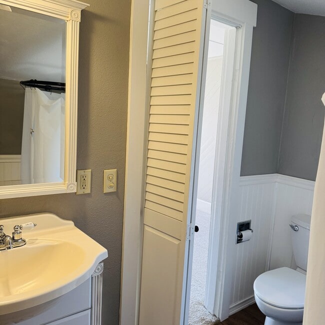 Building Photo - 1542 S Oakes St