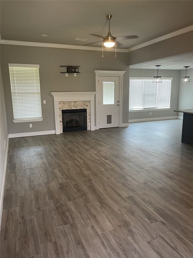 Building Photo - 1800 Sunrise Cir