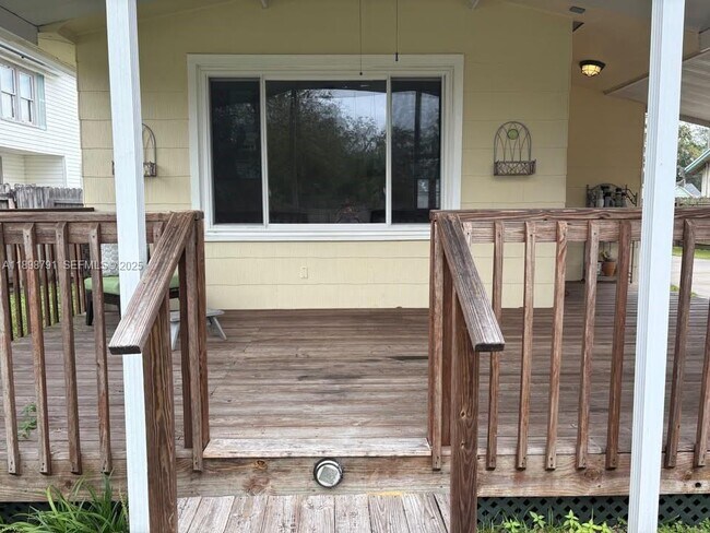 Building Photo - 830 S Beach St