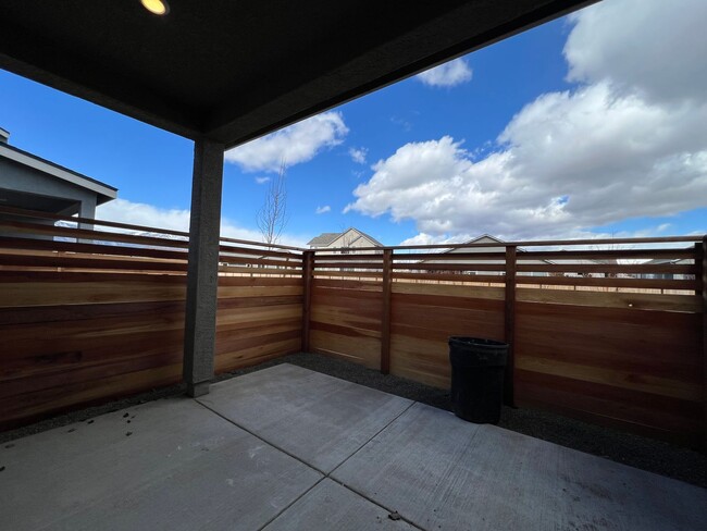 Building Photo - Modern 4/2.5 Townhome in Minden