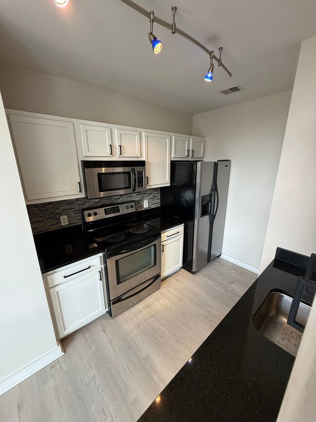 Building Photo - Lovely 1 BR/1 BA Loft-Style Apartment in 1...