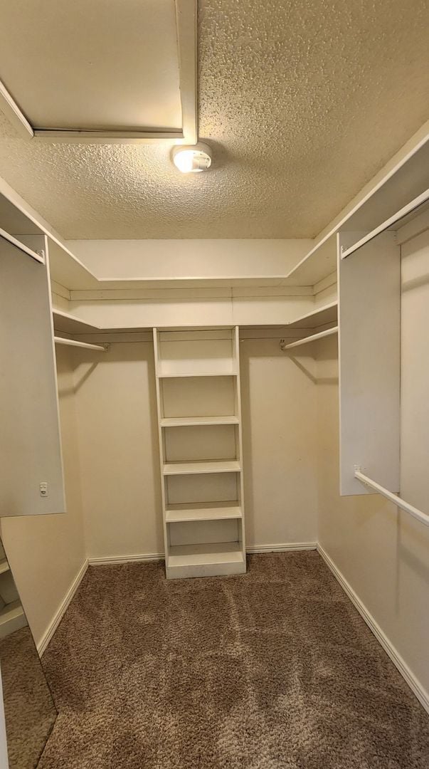 Building Photo - 5 bedroom 2.5 bath - Accepting Housing Vouchers