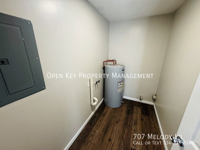 Building Photo - 707 Melody Ln