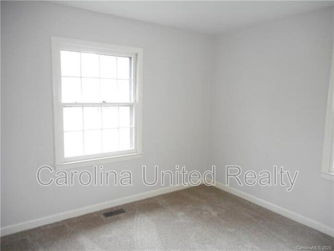 Building Photo - 5500 Larchmont Ave