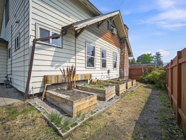 Building Photo - Beautiful 3BR Home with 2.5 Baths in North Spokane