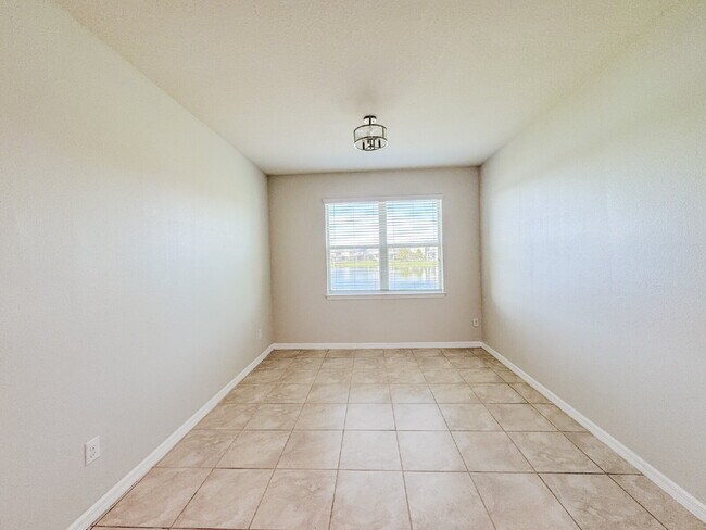 Building Photo - Gorgeous 4 bedroom 2 bath home in luxuriou...