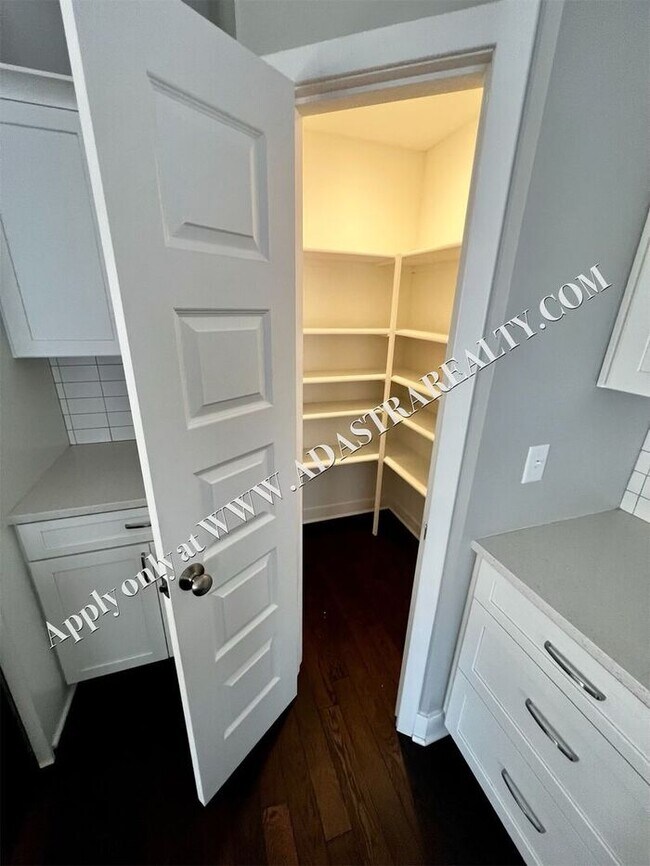 Building Photo - Beautiful Home in Independence-Available N...