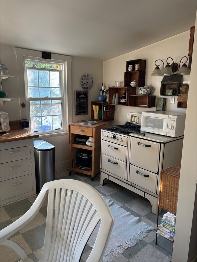 Building Photo - Cozy Coastal Furnished Cottage by the Paci...