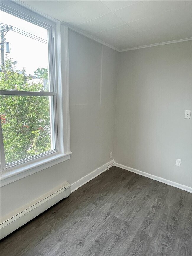 Building Photo - 426 13th St