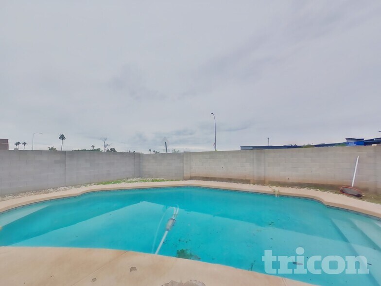 Building Photo - 904 W Yale Dr