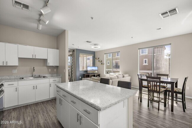 Building Photo - 2450 W Glenrosa Ave