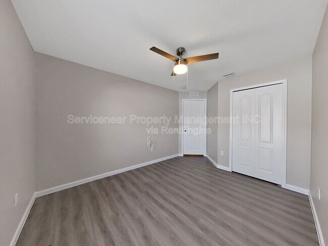 Building Photo - 7603 Crescent Palm Dr