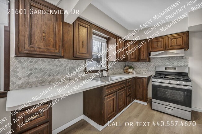 Building Photo - 21601 Gardenview Dr