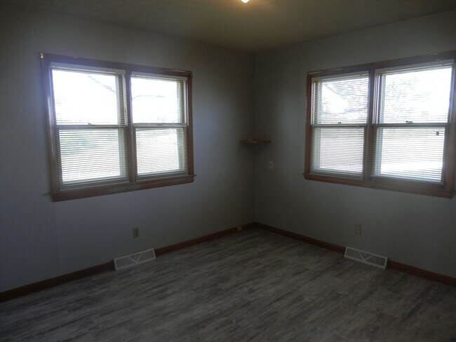 Building Photo - 3 Bed 2 Bath Farmhouse!