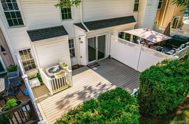 Building Photo - 138 The Knoll