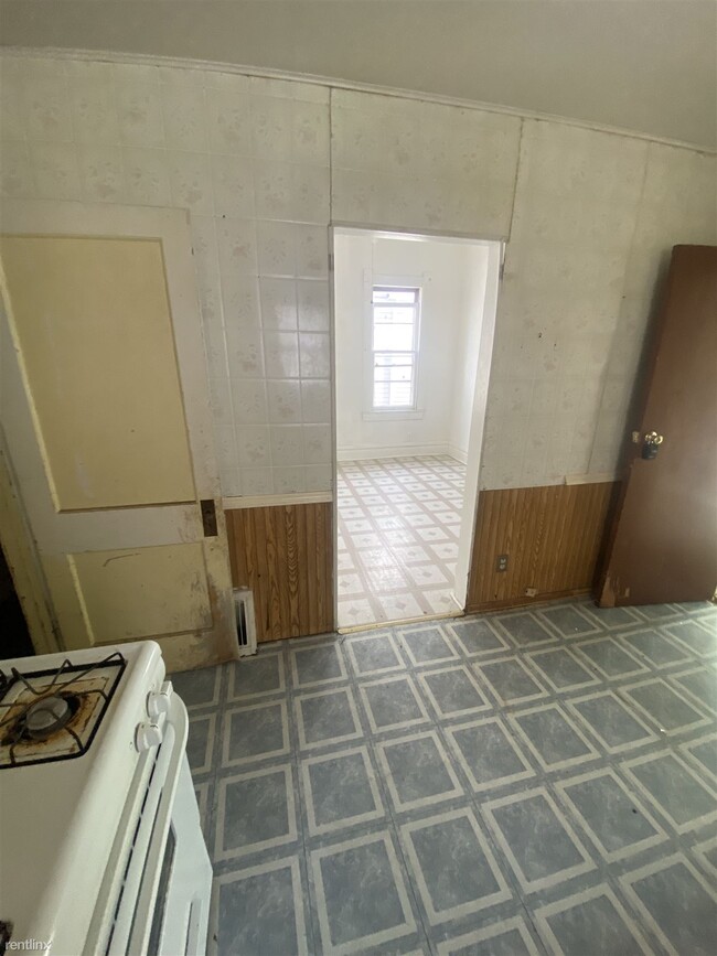 Building Photo - 3 br, 1 bath House - 2216 Northeast Monroe...