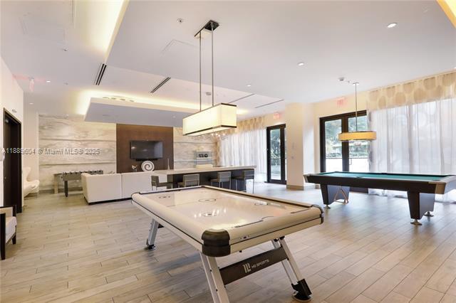 Building Photo - 999 SW 1st Ave