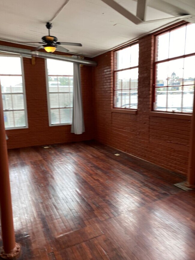 Building Photo - 2 bed 2 bath industrial style apartment *Short Term Rental*