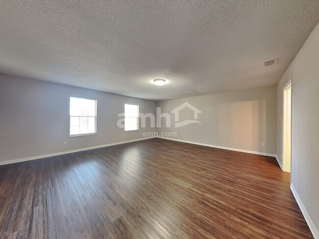 Building Photo - 1921 Knollcrest Dr