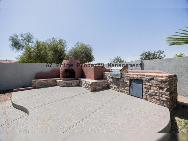 Building Photo - 873 W Tremaine Ave