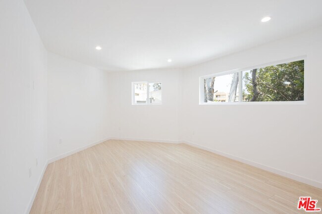Building Photo - 1346 N Stanley Ave