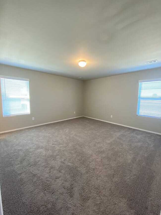 Building Photo - *NOW PRELEASING* Three Bedroom | Two Bathroom Home Fox Tail