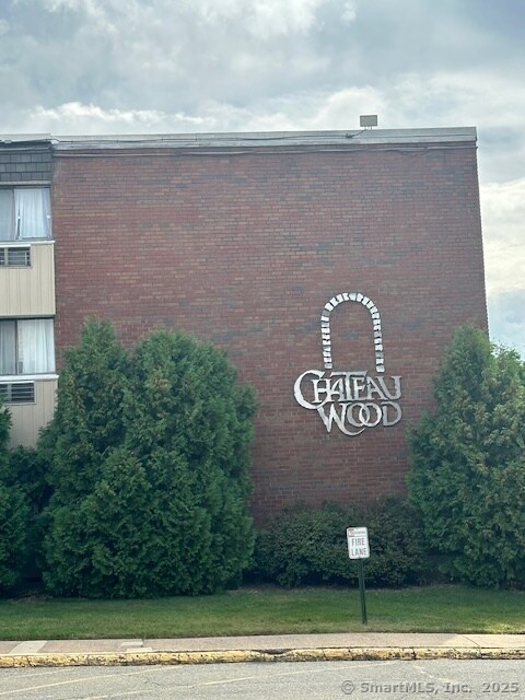 Building Photo - 925 High Path Rd