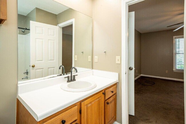 Building Photo - 211 W Longleaf Dr