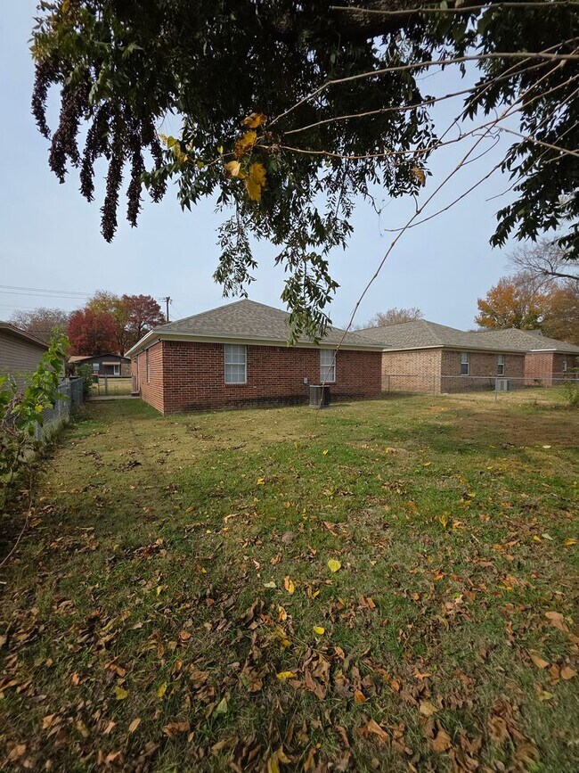 Building Photo - 1002 N Greenwich Ave