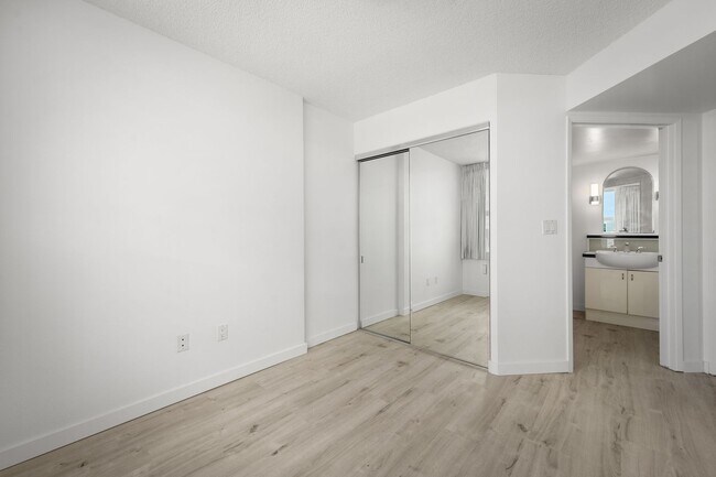 Building Photo - 801 S King St