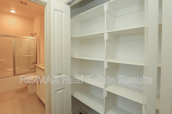 Building Photo - 2106 SW Huntwick Ave