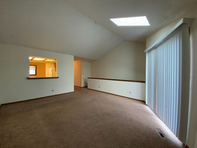 Building Photo - 4 Bedroom 3 Bath Condo