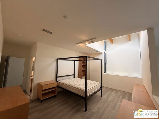 Building Photo - 1536 E Baristo Rd