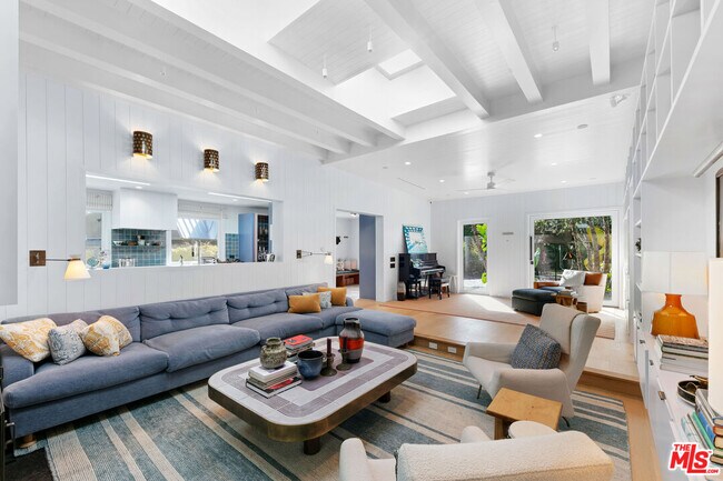 Building Photo - 7038 Dume Dr