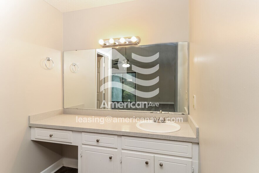 Building Photo - 122 Village Walk