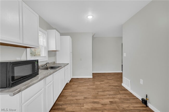 Building Photo - 485 E Archwood Ave