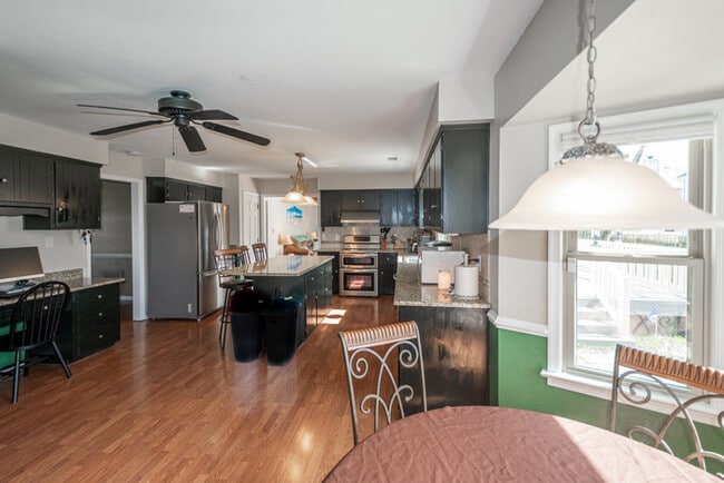 Building Photo - GORGEOUS 5 BEDROOM HOME LOCATED IN SALEM W...