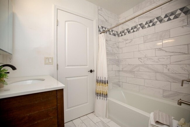 Building Photo - 810 Clearfield Ln