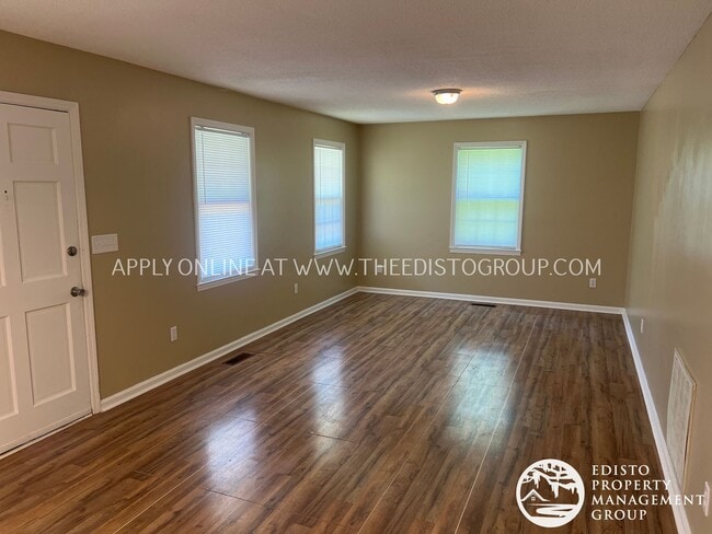 Building Photo - Centrally Located Two Bedroom, One Bathroo...